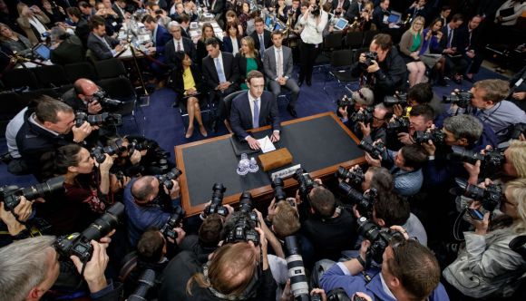 Марк Цукерберг даёт показания в сенате США