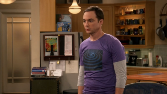 Теория Большого Взрыва (Шелдон Купер - символ управления в футболке со спиралью, в центре которой 3-единство)