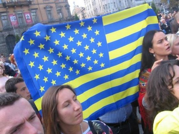 Некоторые львовяне во время американо-украинских военных учений вывесили звёздно-полосатые флаги в украинских жёлто-синих цветах