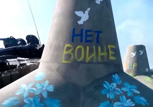 Украинский танк с надписью «На Москву» налетел на столб с надписью «Нет войне»