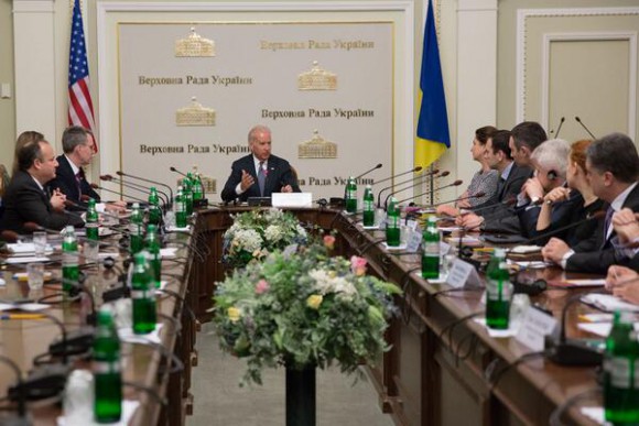 Вице-президент США «не вмешивается» во внутренние дела Украины под властью хунты