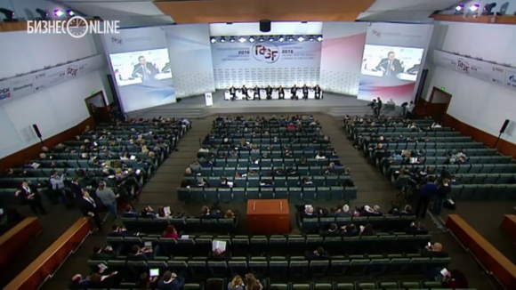 Полупустой зал при выступлении Улюкаева на Гайдаровском форуме 2016