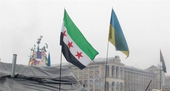 На майдане флаг проамериканских сирийских боевиков, сражающихся против сирийского правительства во главе с Башаром Асадом