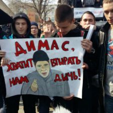 Лозунги украинско-американских фашистов на футболках малолетних «борцов с коррупцией»