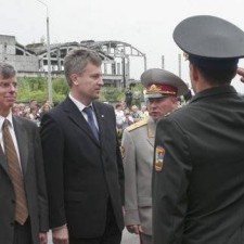 Посол США вручает погоны выпускникам академии Службы Безопасности Украины (июнь 2008г.)