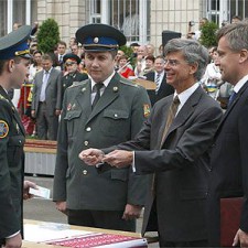 Посол США вручает погоны выпускникам академии Службы Безопасности Украины (июнь 2008г.)